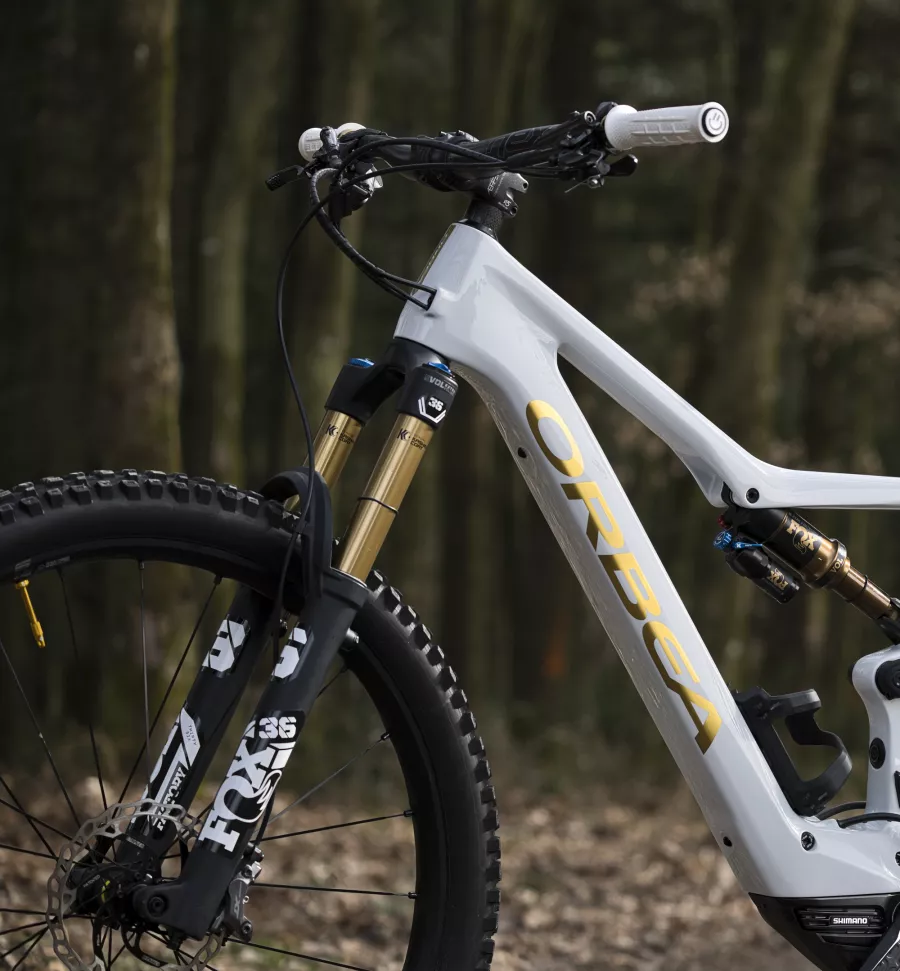 Détail du cadre d'un VTT Orbea avec finition dorée
