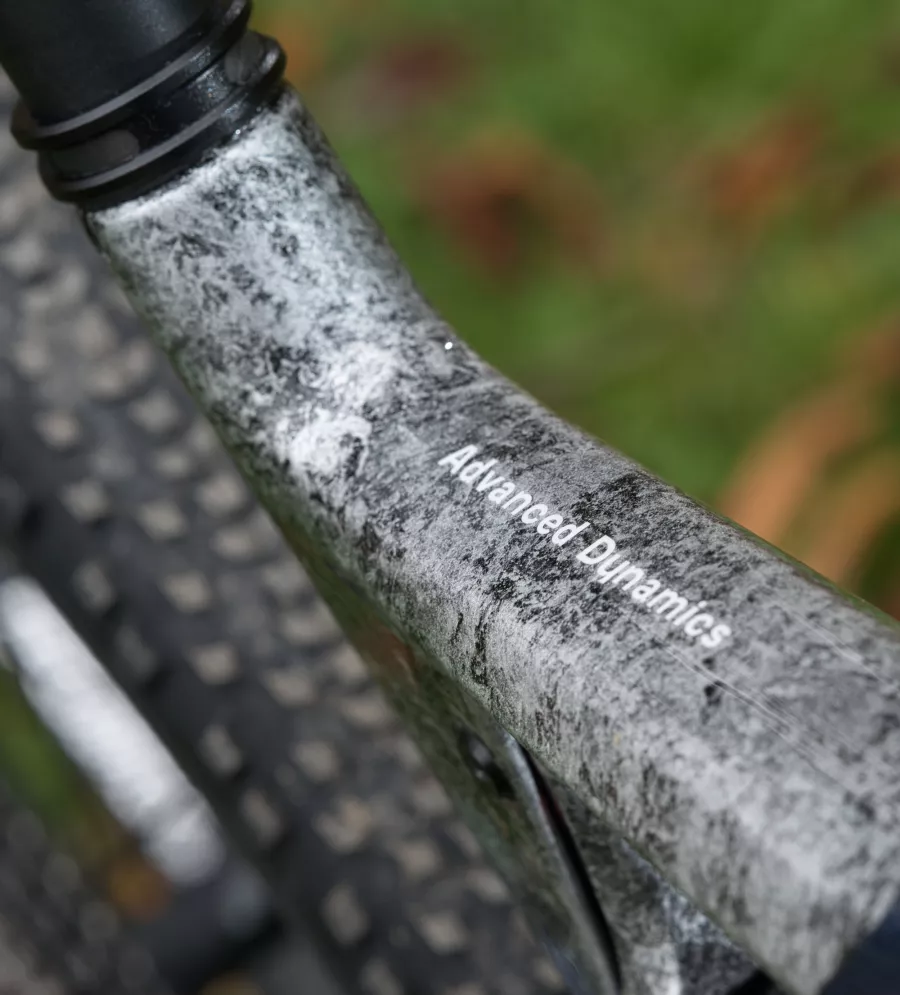 Détail du cadre d'un VTT Orbea Oiz avec finition métallisée et reflets bleus