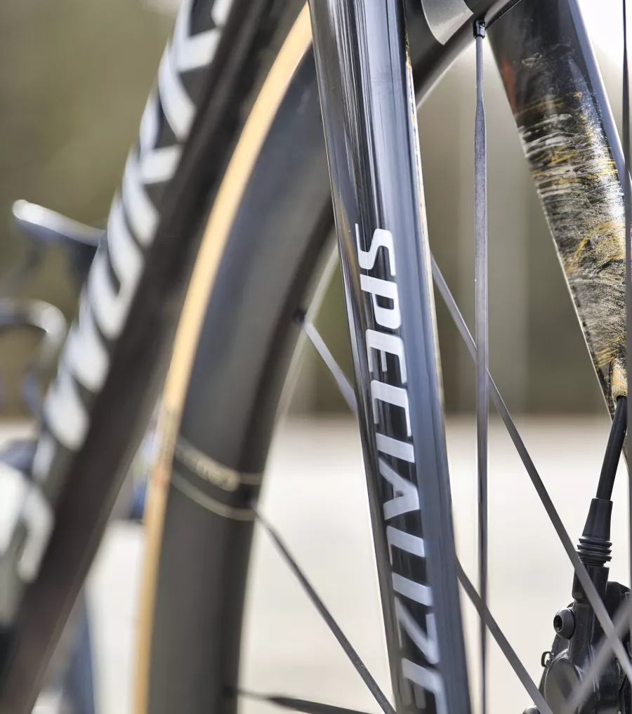 Gros plan sur la peinture personnalisée or et noir d'un Specialized SL8