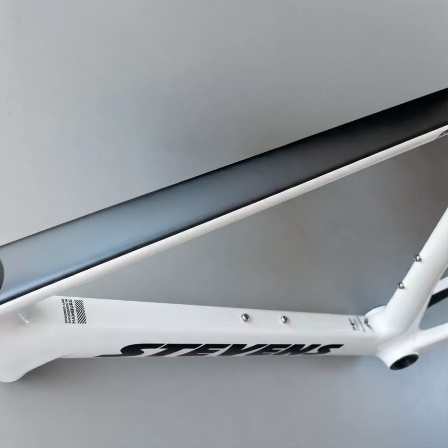 Cadre de vélo en carbone réparé avec finition peinture professionnelle