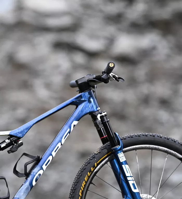 VTT Orbea Oiz personnalisé avec une peinture sur-mesure bleu cobalt et blanc