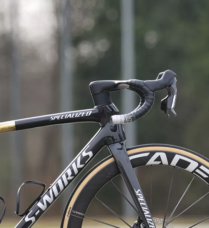 Specialized SL8 personnalisé avec peinture noire et reflets d'or, vue de profil complète