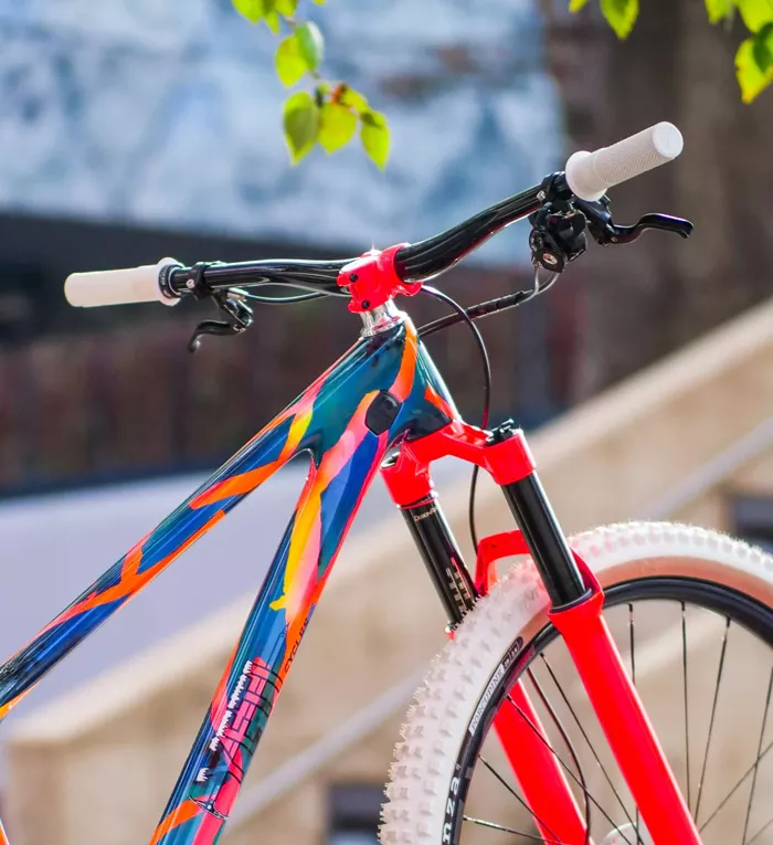 VTT personnalisé avec peinture arc en ciel, vue de profil complète