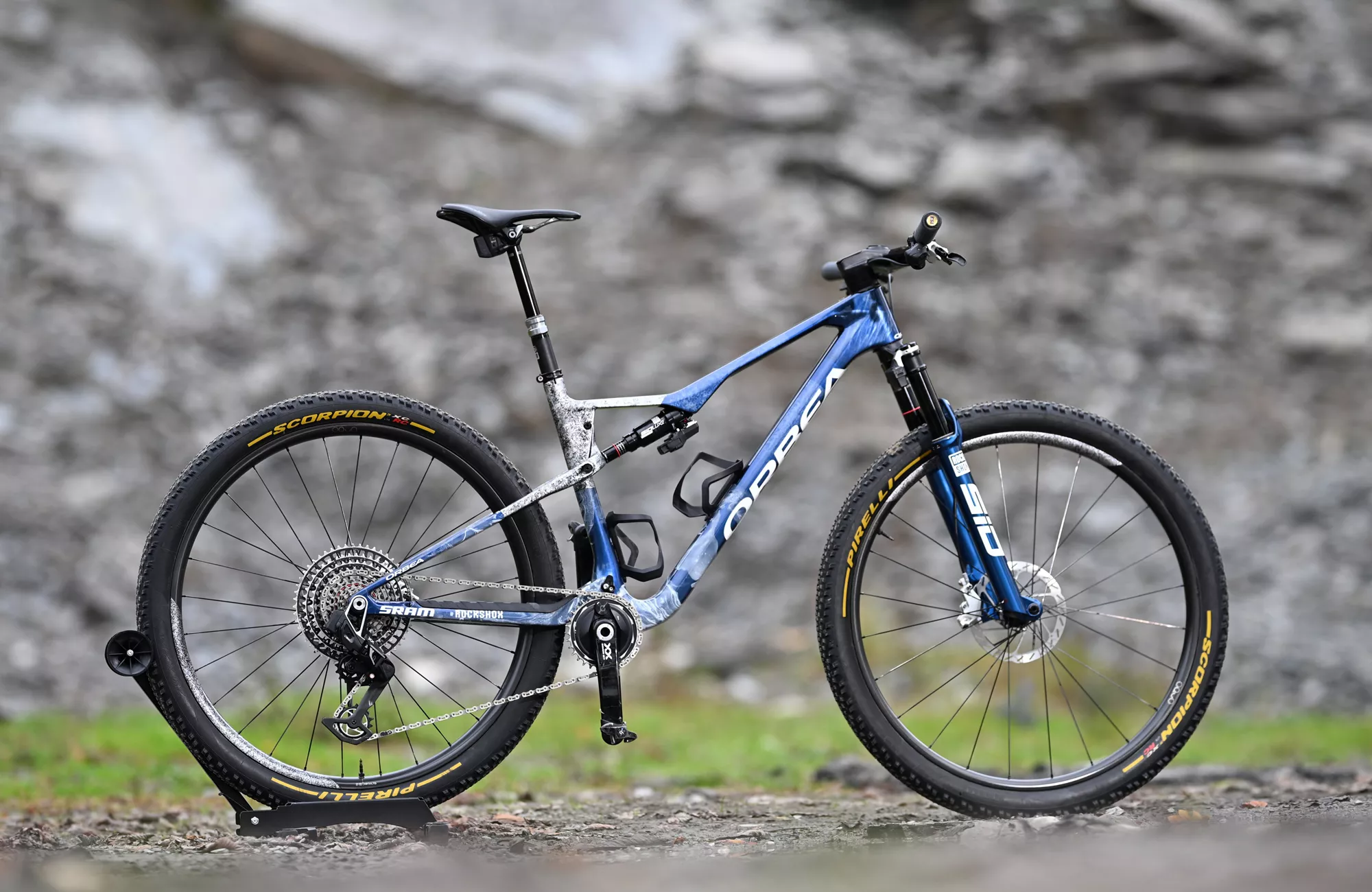 VTT Orbea Oiz personnalisé avec une peinture sur-mesure bleu cobalt et blanc
