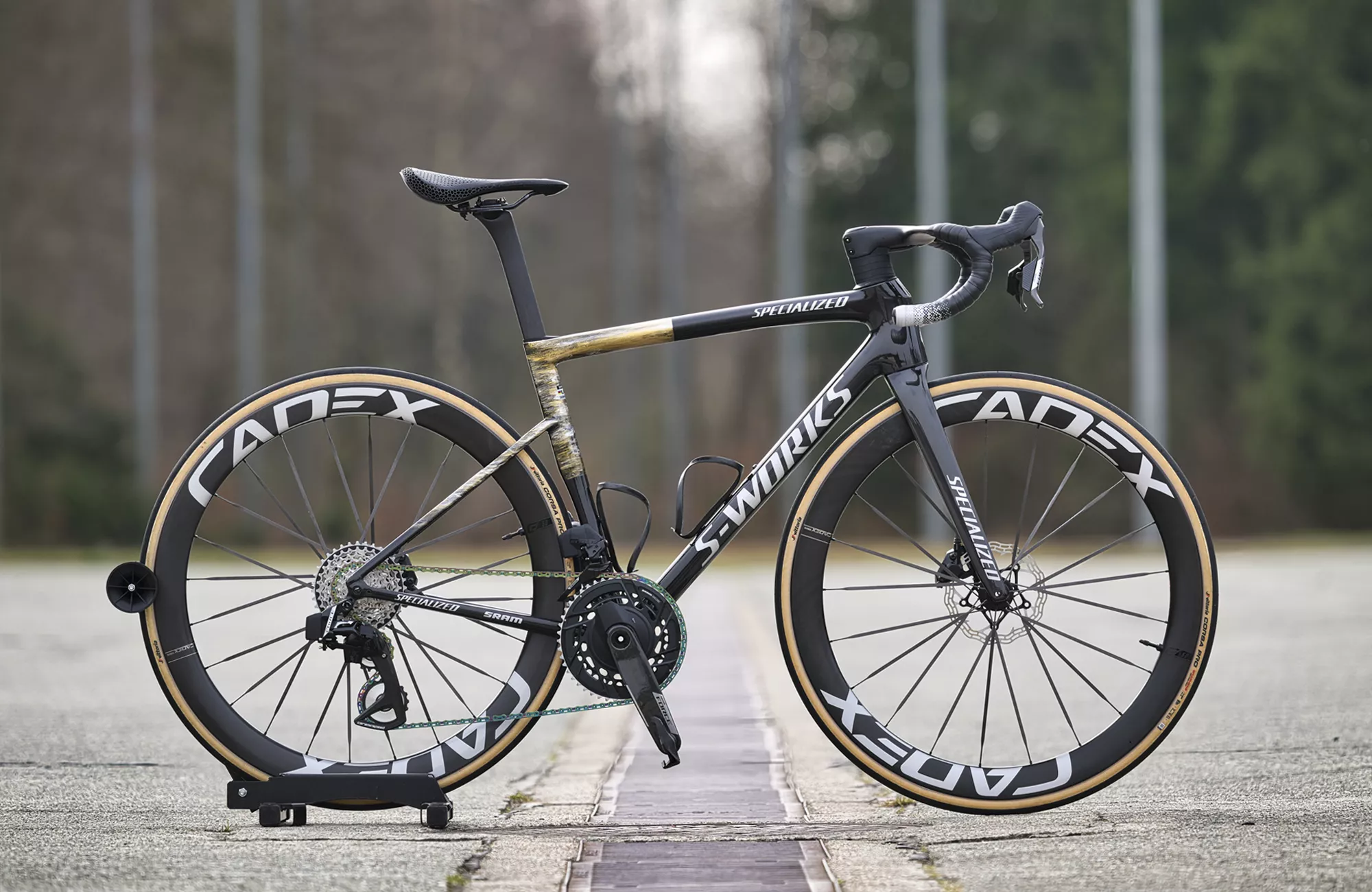 Specialized SL8 personnalisé avec peinture noire et reflets d'or, vue de profil complète