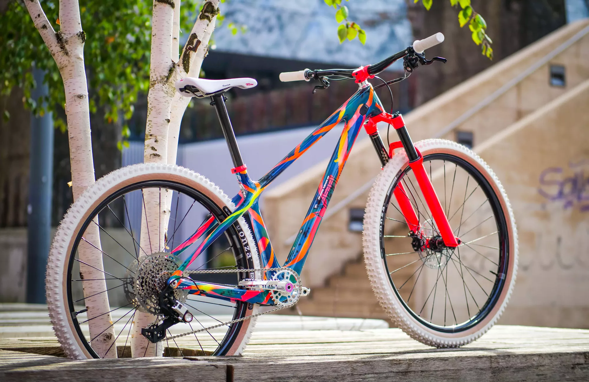 VTT personnalisé avec peinture arc en ciel, vue de profil complète