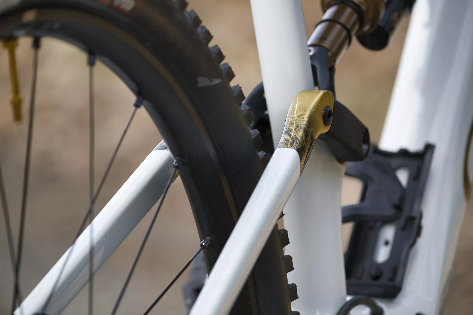 VTT Orbeapersonnalisé avec peinture sur mesure et reflets d'or, vue arrière